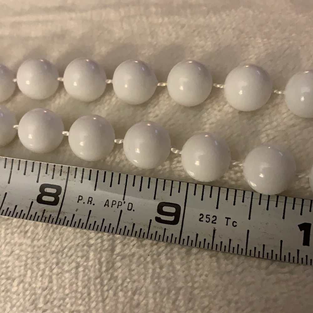 Women’s classic white plastic bead necklace - Picture 4 of 5